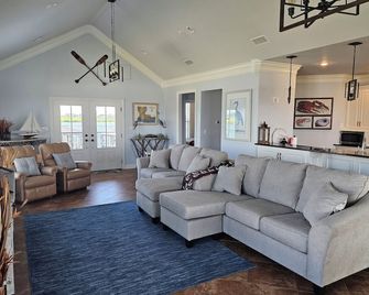 Waterfront Lake House W/ King Beds, Close To Casinos - Westlake - Living room