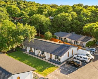 Zilker Haus Bungalow, Walk to Zilker - Austin - Building