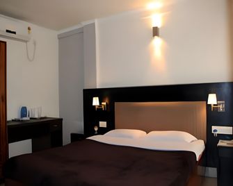 Marina's Motel - Siliguri - Makuuhuone