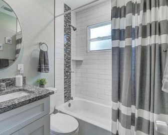 Heated Pool Close to St Pete Tampa Pet Friendly - Pinellas Park - Koupelna