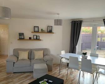 Silver Stag Properties, Spacious 3 Br Ha - Ashby-de-la-Zouch - Dining room