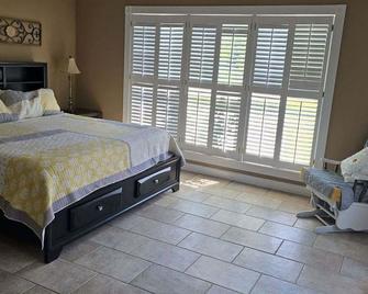 Escape to Tranquility and Fun at this South Georgia Ranch. Pet-Friendly! - Waycross - Bedroom