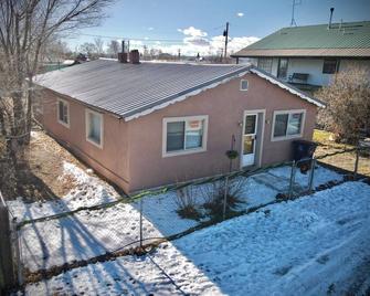 Vintage-Modern Adobe Escape 2 Bedroom 1 Bath - Antonito