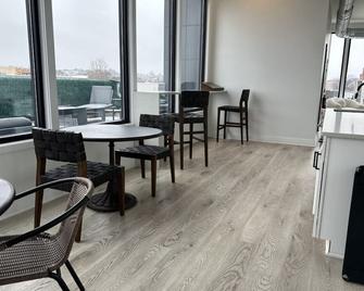 The Bow – Your Chic Urban Retreat in Fells Point, Baltimore! - Baltimore - Sala de estar