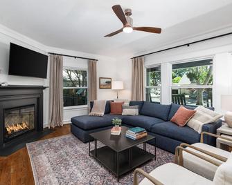 Grape Escape Inn & Suites - Lodi - Living room