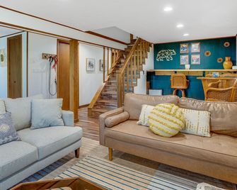 3 Bdrm Mid-Century Mountain House On The Ski Hill - Pocono Pines - Salon