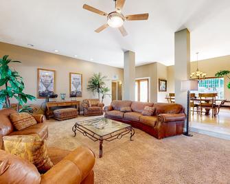 Pink Bloom Sanctuary - Scottsdale - Living room