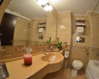 Richmond Hotel - מאמאיה - חדר רחצה