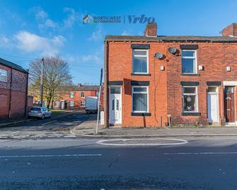 3BR House in Manchester, Free Wifi, Parking, Ideal for Contractors - Manchester - Gebäude