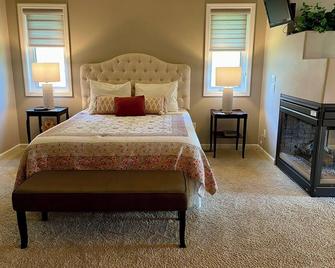 Comfy and Spacious home for your get away! Small town charm!! - Yutan - Sypialnia