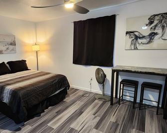 #2 Cozy Vacation Hideaway Self Checkin Studio Apt - Keaau - Bedroom
