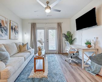 Coastal Luxe Apt Near Fernandina Bch/Amelia Island/Jax Airport & I-95 To Dwtn. - Yulee - Living room