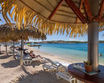 KUZMANIC 1 for up to 6 persons, with 3 bedrooms & 2 bathrooms - Okrug Gornji - Strand