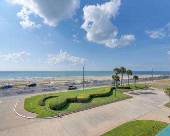 Pool and Ocean Views Beachfront Condo in Galveston - Galveston