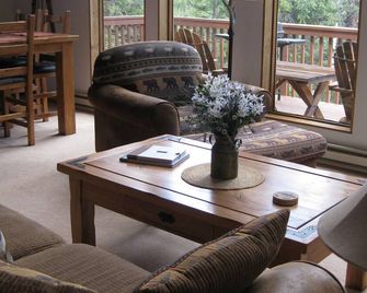 Beautiful Secluded Mountain Home in Divide with Pikes Peak views. King sized bed - Divide - Sala de estar