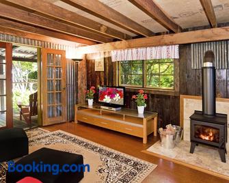 Possum Lodge At Cloudhill Estate - North Tamborine - Living room