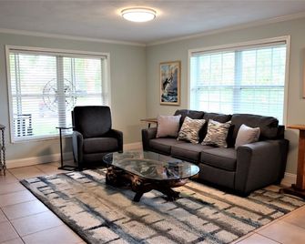 Centrally located to shopping & 10 Minutes to the Beach! - Vero Beach - Living room
