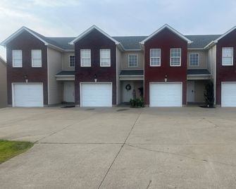 Stylish 3br Townhouse - Radcliff - Budova