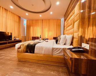 Hill River Resort By West Western - Manali - Schlafzimmer