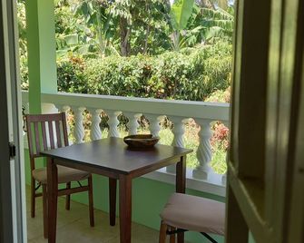 Villa Ora - Calibishie - Balcón