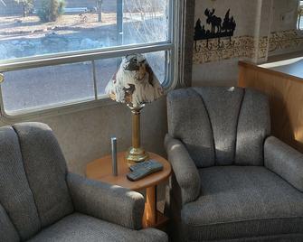 Roomy Bear Cave RV in the Desert in Marvelous Scenic, Arizona - Littlefield - Living room