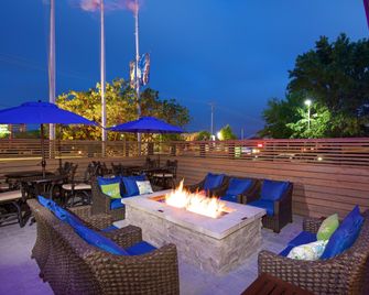 Holiday Inn Express & Suites Paso Robles By IHG - El Paso de Robles - Uteplats