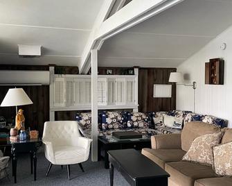 Romance, and Relax as You Rejuvenate at Our Lake House Retreat - Fair Haven - Sala de estar