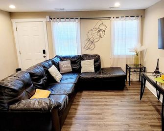 Cozy 3br/2ba Home Near Downtown Monroe & Waxhaw With Fire Pit + Patio - Monroe - Wohnzimmer