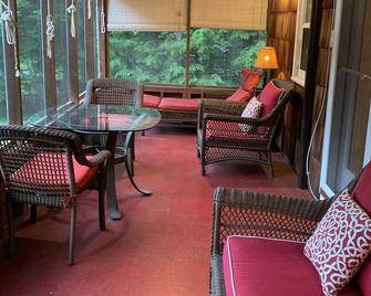 Quiet Comfortable Cabin 5 Min. Walk To Swimming And Boating - Becket - Sala de estar