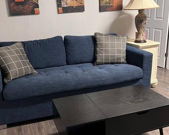 Nyc Next Door! Walk To Path From This Charming 2br - Harrison - Living room
