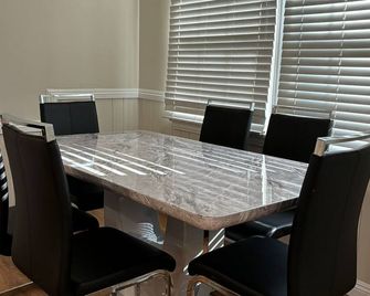 Private oasis near Reseda, Big Yard, Netflix/Prime, Close to Park and Mall - Los Angeles - Dining room