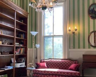 Adirondack Mansion W/Heated Inground Pool & Game Room! 45-60 Min To Saratoga! - Gloversville - Living room