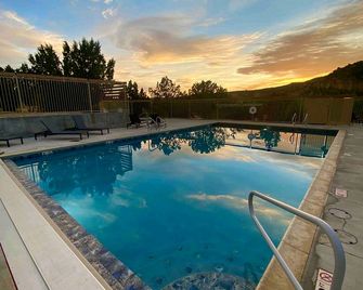 Glamping Tent #7 with AC Heat AC and Private Bath - Orderville - Piscine