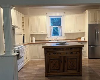 Whites Junction Rural Retreat -- cozy farmhouse with small town charm - Minto - Kitchen