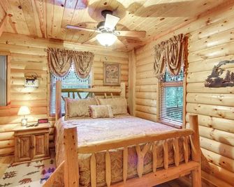Backyard and Porch Rural Cosby Log Cabin! - Cosby