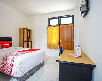 OYO 1693 Edward Residence Malalayang - Tateli - Habitación