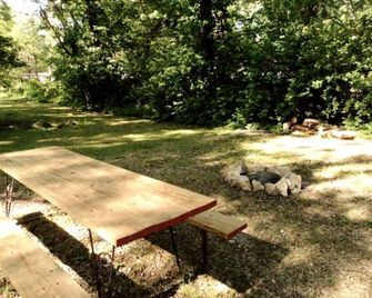 Secluded Cottage Rental in the Trees by Lake Erie, Ohio - Marblehead - Patio