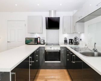 9 Mitchell Gardens - Axminster - Kitchen