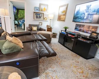 0.2mi Downtown|0.4mi OWU|Free Parking|Quiet Street|Full Kitchen|W/D - Delaware - Obývací pokoj