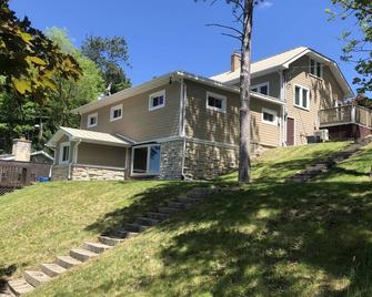 Beach! 8 Bedroom Lakehouse! Sleeps 24+ Perfect For Families & Groups! - Waupaca - Building