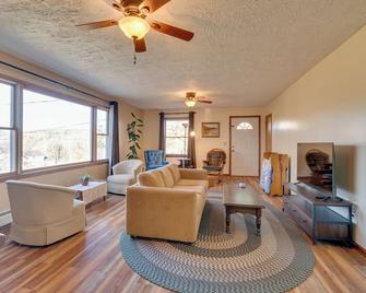 Peaceful Horseheads Hideaway with Deck and Yard! - Horseheads - Obývací pokoj