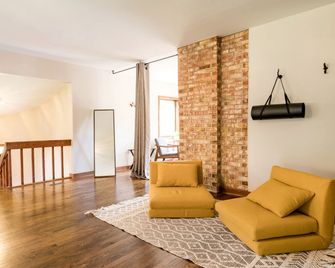 Unique Glamping in a Charming Bridge House on Blacklick Creek - New Albany - Living room