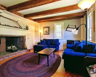Maple Moon Farm ~ Stay At A Historic Maine Farm! - Lebanon - Living room