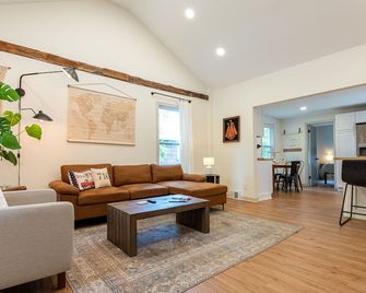 Parkview Cottage in the Heart of Youngstown - Sleeps 4/Small Dog Friendly - Youngstown - Living room