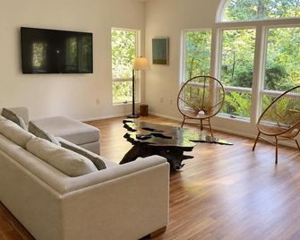 House in the Trees - 2 miles from Beaver Stadium - State College - Living room