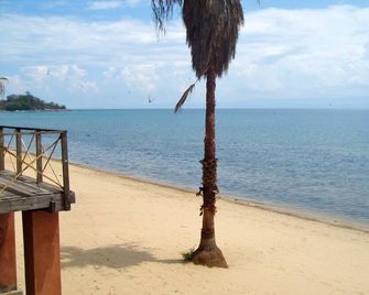 Nkhudzi Beach Lodge - Mangochi - Beach