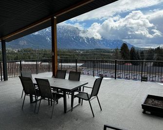 Silver Oak Luxe Stay | King Bed | Retreat - Lister - Balcony