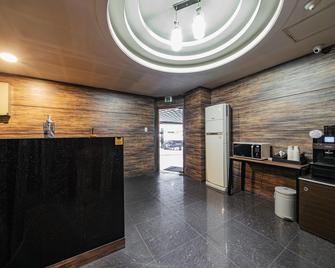 Ilsan (Tanhyun) Mikasa Hotel - Goyang - Front desk