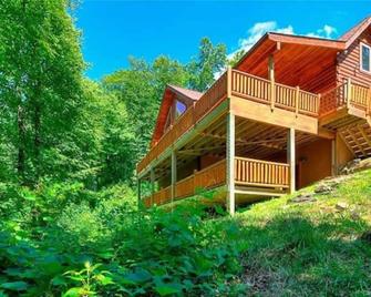 Secluded Mountainbrook at Crabtree Falls , Paradise in Little Switzerland NC - Spruce Pine - Building