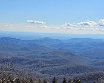 Cozy Cabin, Hot Tub, Fast 500mbps Wi-Fi, - Mars Hill - Outdoors view
